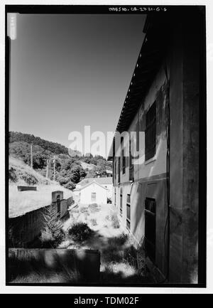 Schrägansicht des Südwestens faand-231; Ade, zeigen konkrete Grundlagen der abgerissen - Fort McDowell, Verwaltungsgebäude, Angel Island State Park, Angel Island, Marin County, CA Stockfoto