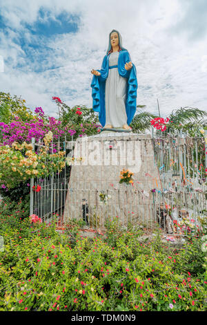 Gravatá, Serra das russas, BR-232, Pernambuco, Brasilien - Juni, 2019: schöne Statue Unserer Lieben Frau von Grace Jungfrau Maria, umgeben von Blumen. Stockfoto