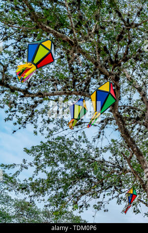 Festa Junina, Sao Joao, Party mit bunten Fahnen und Luftballons passiert es im Juni, vor allem im Nordosten Brasiliens. Stockfoto