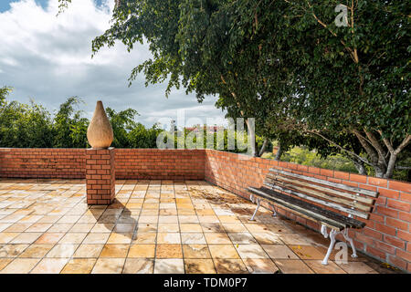 Gravatá, Pernambuco, Brasilien - Juni, 2019: Skulptur eines Coxinha, Brasilianische berühmten Huhn essen, im Restaurant Rei das Coxinhas bei BR-232. Stockfoto