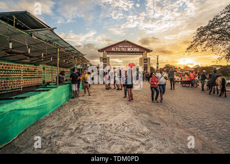 Recife, Pernambuco, Brasilien - Juni, 2019: Sonnenuntergang am berühmten São João Partei fest, Festa Junina bei Alto do Moura. Stockfoto