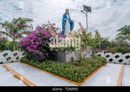 Gravatá, Serra das russas, BR-232, Pernambuco, Brasilien - Juni, 2019: schöne Statue Unserer Lieben Frau von Grace Jungfrau Maria, umgeben von Blumen. Stockfoto