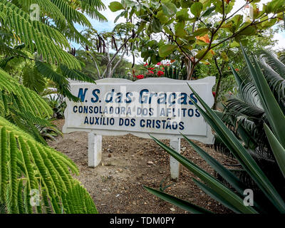 Gravatá, Serra das russas, BR-232, Pernambuco, Brasilien - Juni, 2019: schöne Statue Unserer Lieben Frau von Grace Jungfrau Maria, umgeben von Blumen. Stockfoto