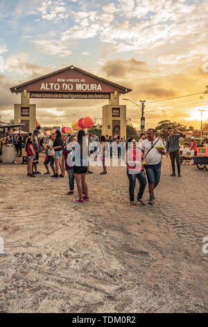 Recife, Pernambuco, Brasilien - Juni, 2019: Sonnenuntergang am berühmten São João Partei fest, Festa Junina bei Alto do Moura. Stockfoto