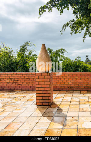 Gravatá, Pernambuco, Brasilien - Juni, 2019: Skulptur eines Coxinha, Brasilianische berühmten Huhn essen, im Restaurant Rei das Coxinhas bei BR-232. Stockfoto