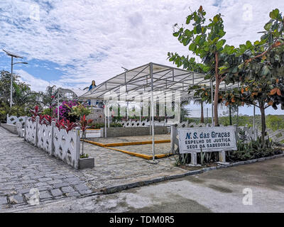 Gravatá, Serra das russas, BR-232, Pernambuco, Brasilien - Juni, 2019: schöne Statue Unserer Lieben Frau von Grace Jungfrau Maria, umgeben von Blumen. Stockfoto