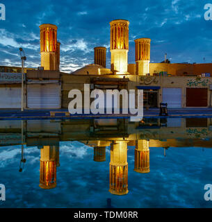 Amir Chakhmak Moschee wie gesehen vor Sonnenaufgang während der Blauen Stunde. Stockfoto