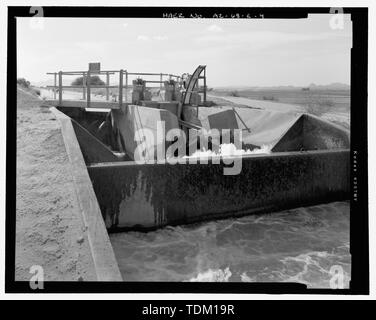 Auslaßseite der Tor, die die radiale Tor, Hubgerät und Beton Gehweg über den Kanal. Die konkreten Schallwand Trennung der afterbay und die cipoletti Wehr ist im Vordergrund - Wellton-Mohawk Irrigation System, Radial Gate mit Drop, Wellton Canal 9,9, westlich von Avenue 34 Osten und Norden der Grafschaft Ninth Street, Wellton, Yuma County, AZ (Ansicht Osten / Südosten (?)), Mohawk Berge am Horizont (ganz links), und Südöstlicher Blick in Mohawk Valley; die Berge auf der rechten Seite sind die kleinen Kupfer Berge und die Cabeza Prieta Berge) Stockfoto