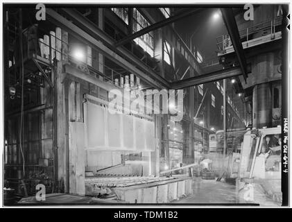 Backofen Heizung Metall vor dem Einsetzen in die Presse - Alcoa Forging Division, Mesta 50.000-Tonnen geschlossen Gesenkschmieden drücken, 1600 Harvard Avenue, Cleveland, Cuyahoga County, OH verwendet Stockfoto