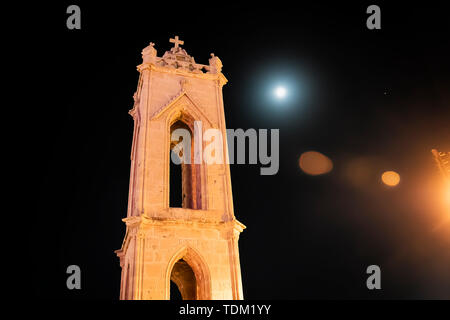 Alte Kirche Bell, Ayia Napa, Zypern. Kapelle in der Nacht gegen den schwarzen Himmel Stockfoto