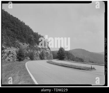 Blicken Sie auf die östliche Abschnitt der Foothills Parkway auf der Suche NE. - Great Smoky Mountains National Park Straßen und Brücken, Foothills Parkway, von Chilowee zu Walland und von Cosby zur I-40, Gatlinburg, Sevier County, TN; Büro der öffentlichen Straßen; Ickes, Harold; Troitino und Braun; Baskerville Bauherren; Taylor Bauunternehmen; Hobart Greene und Söhne; Harrison Bauunternehmen; W B Dillard Bauunternehmen; Garrett und Farris Bauunternehmen; H F Ramsey Company; Macon Construction Company, Incorporated; Charles Blalock und Söhne, Incorporated; Tennessee Abteilung Umwelt und C Stockfoto