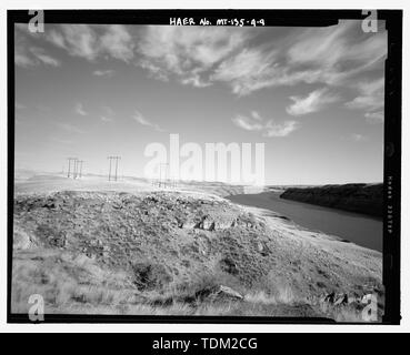 Überblick über Morony-zu-Rainbow Line (ganz links) im Kontext mit Ryan-zu-Rainbow Linie 1 und 2 (Mitte links) und Cochrane-zu-Rainbow Line (in der Nähe von Fluss) über sechs und eine halbe Meilen südwestlich von Morony Dam und Kraftpaket. Blick nach Nordosten - Morony Wasserkraftwerks, Morony-zu-Rainbow 100-kV-Freileitung, West Bank des Missouri River, große Fälle, Cascade County, MT. Stockfoto