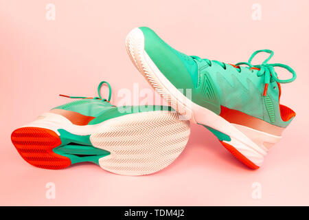 Rot, hellblau, weiß, Paar neue Tennis Schuhe in Studio auf einem rosa Hintergrund isoliert. Stockfoto
