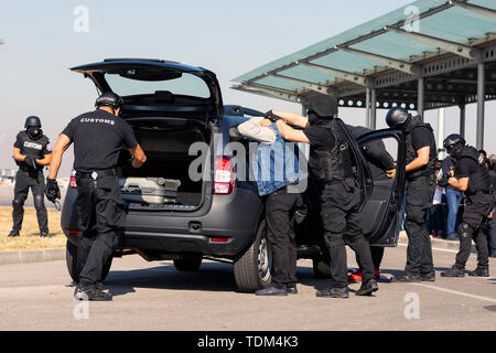 Zoll- und Grenzschutz Offiziere und Drug Enforcement Administration Special forces Teilnahme an einer Ausbildung am Flughafen für die Suche und s Stockfoto