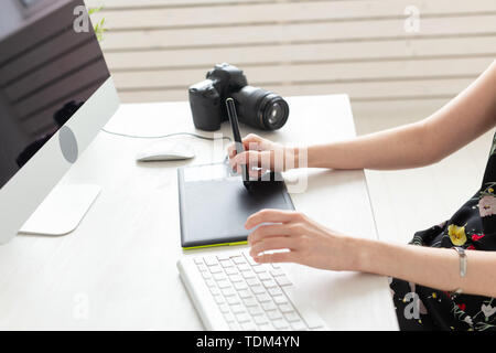 Unternehmen, Designer und Animator Konzept - Nahaufnahme einer Hand, der Graphic Designer Zeichnung an der Tafel Stockfoto