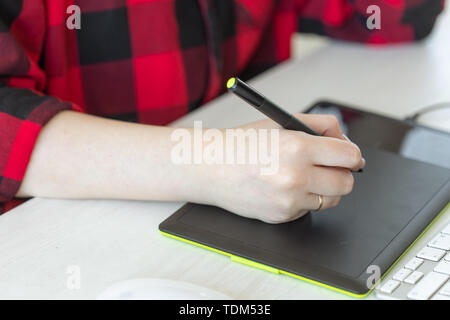 Unternehmen, Designer und Animator Konzept - Nahaufnahme einer Hand, der Graphic Designer Zeichnung an der Tafel Stockfoto