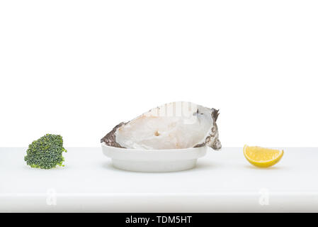 Frische rohe cod Chunks werden auf den Tisch gelegt. Stockfoto