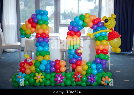 Baku, Aserbaidschan - 22.02.2018. Zehn Buchstaben von bunten Luftballons. Sehr schöne 10 Aufsätze aus Luftballons für Geburtstage. Abbildung 10 von Farbe balloo Stockfoto
