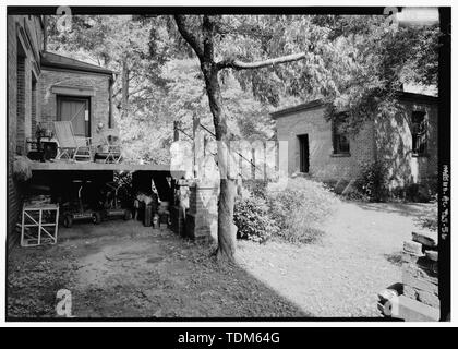 Blick nach Südosten NORDWESTEN VORBEI AN DER SÜDÖSTLICHEN ECKE DES HAUSES IN DER KÜCHE - Kenworthy Hall, State Highway 14 (Greensboro Road), Marion, Perry County, AL Stockfoto