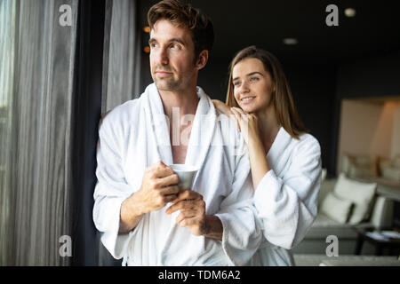Glückliches Ehepaar entspannen Sie im modernen Wellness Spa Resort Stockfoto