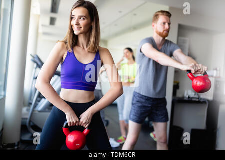 Gruppe in funktionelle Fitness Training mit kettlebell im Sport Fitnessraum Stockfoto