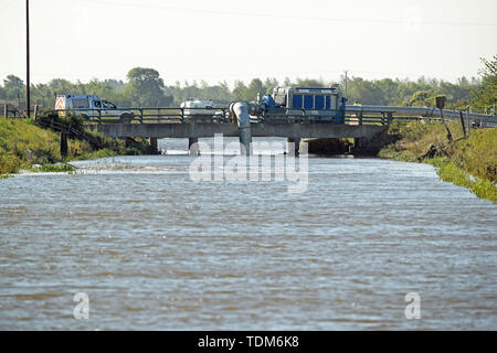 Großvolumige Pumpen werden verwendet, um das Wasser wieder in die weichen Fluss in Lincolnshire, wo Straßen und Eigenschaften nach der Stadt überschwemmt zu Pumpe hatte mehr als zwei Monate Regen in nur zwei Tagen. Stockfoto