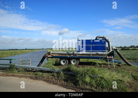 Großvolumige Pumpen werden verwendet, um das Wasser wieder in die weichen Fluss in Lincolnshire, wo Straßen und Eigenschaften nach der Stadt überschwemmt zu Pumpe hatte mehr als zwei Monate Regen in nur zwei Tagen. Stockfoto