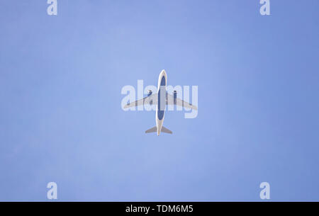 Weiß und Blau kommerziellen Ebene gegen klare Himmel Hintergrund isoliert. Low Angle View Stockfoto