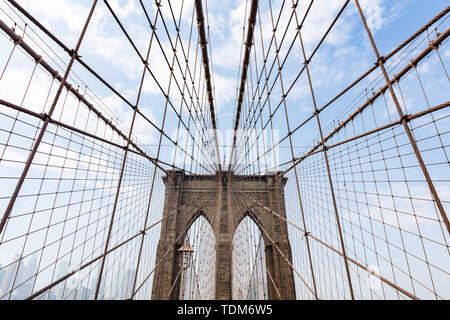 Brooklyn Bridge oberen Teil detail gegen den blauen bewölkten Himmel Hintergrund. New York City, Manhattan Landmark Stockfoto