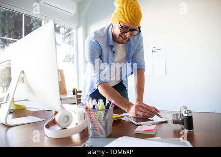 Grafik-Designer arbeiten mit interaktiven Stift-Displays, digitale Zeichnung Tablett und Stift auf einem computer Stockfoto