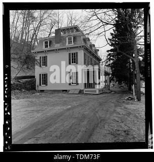 Perspektivische Ansicht von links (SEITE) UND DIE WICHTIGSTEN ERHEBUNGEN - Warren Wilkey House, 190 Main Street, Roslyn, Nassau County, NY Stockfoto