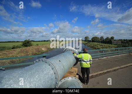 Großvolumige Pumpen werden verwendet, um das Wasser wieder in die weichen Fluss in Lincolnshire, wo Straßen und Eigenschaften nach der Stadt überschwemmt zu Pumpe hatte mehr als zwei Monate Regen in nur zwei Tagen. Stockfoto