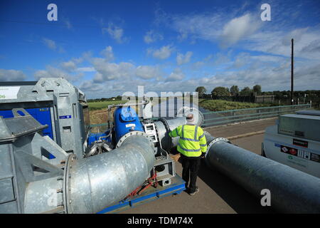 Großvolumige Pumpen werden verwendet, um das Wasser wieder in die weichen Fluss in Lincolnshire, wo Straßen und Eigenschaften nach der Stadt überschwemmt zu Pumpe hatte mehr als zwei Monate Regen in nur zwei Tagen. Stockfoto