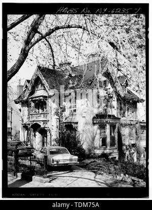 Perspektivische Ansicht von HAUPT- UND SEITENANSICHTEN - W.E. Warren House, 196 Grand Street, Newburgh, Orange County, NY Stockfoto