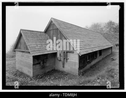 Perspektivische Ansicht von Süden und Osten Erhöhungen. - Radar Station B-71, Betriebsgebäude, Küsten, Klamath, Del Norte County, CA Stockfoto