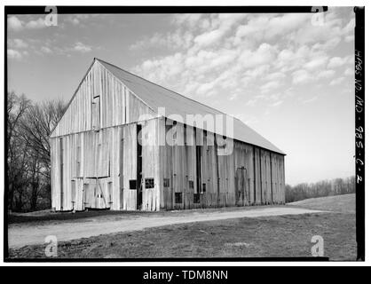 Perspektivische Ansicht von Süden und Westen SEITEN, Blickrichtung Nordost, beachten Sie das geöffnete Fenster in das ABSTELLGLEIS, DIE ES ERMÖGLICHEN, FÜR DIE BELÜFTUNG DER TROCKNUNG VON TABAK - Das Cottage, Tabakscheune, Upper Marlboro, Prince George's County, MD Stockfoto