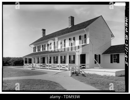 Blick von Südosten (VORNE) UND NORDOSTEN - Cape Hatteras Leuchtturm, Doppel des Tierhalters Wohnung, Punkt von Cape Hatteras, Zufahrt von der Route 12, Buxton, Dare County, NC Stockfoto