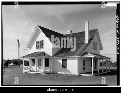 Blick von Südosten (VORNE) UND NORDOSTEN - Cape Hatteras Leuchtturm, der Keeper Wohnung, Punkt von Cape Hatteras, Zufahrt von der Route 12, Buxton, Dare County, NC Stockfoto
