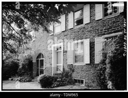 Blick von Südosten (hinten) mit TORBOGEN, EINGANGSBEREICH UND FENSTER DETAIL - John Hefter House, 1505 Dolington Straße (untere Makefield Township), Yardley, Bucks County, PA; Klugh, T, Sender; Boucher, Jack E, Fotograf; Lavoie, Catherine C, Historiker Stockfoto