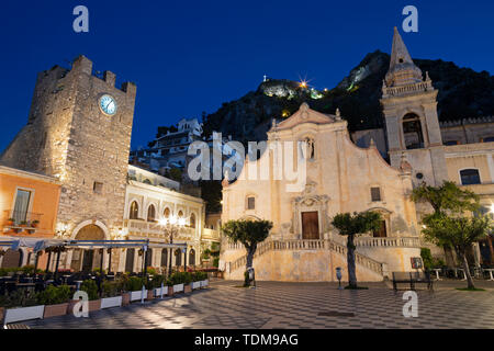 TAORMINA, Italien - 9. April 2018: Die Piazza IX Aprile und St. Joseph Kirche in der Abenddämmerung. Stockfoto