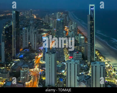 SURFERS PARADISE, AUSTRALIEN - Dezember 4, 2016: Blick nach Norden von der Q1-Gebäude Nacht in Surfers Paradise. Stockfoto