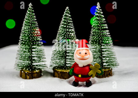 Santa Claus unter den Pinien Stockfoto