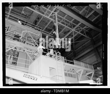 PBF Reaktorgebäude (PRO-620). PBF Kran hält Kraftstoff test Montage aloft vor dem Absenken in Reaktor zu testen. Datum - 1982. INEEL negativ. 82-4909 - Idaho National Engineering Laboratory, spert-I und Power Burst Werksbereich, Scoville, Butte County, ID Stockfoto