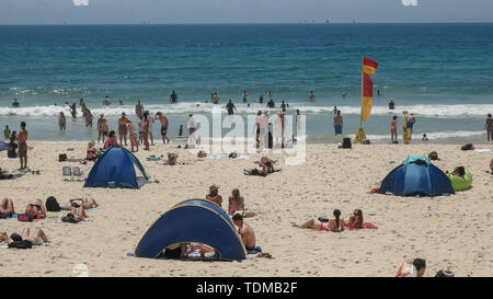 SURFERS PARADISE, AUSTRALIEN - Dezember 4, 2016: Touristen und Strandurlauber auf mainbeach in Surfers Paradise. Stockfoto