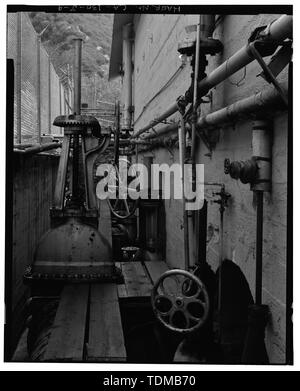 PENSTOCK EMPFÄNGER UND ABSPERRVENTIL, MIT-4-GENERATOR TURBINE ABSPERRVENTIL IM VORDERGRUND. Blick nach Südosten. - Santa Ana River hydroelektrischen Systems, SAR-1 Kraftpaket, Redlands, San Bernardino County, CA Stockfoto