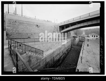 Perspektive Norden Nordosten durch Schleusen 70 (im Vordergrund), 69, 68, 67 (EXTERME HINTERGRUND). - New York State Barge Canal, Lockport Schlösser, Richmond Avenue, Lockport, Niagara County, NY Stockfoto