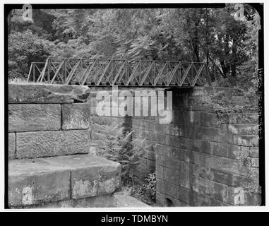 Perspektivische Ansicht von Westen - leinpfad Brücke überspannt eine Verriegelung des Ohio und Erie Canal, Coshocton, Coshocton County, OH Stockfoto