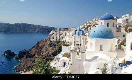 Weite Einstellung auf die berühmten drei Kuppeln in Oia, Santorini Stockfoto