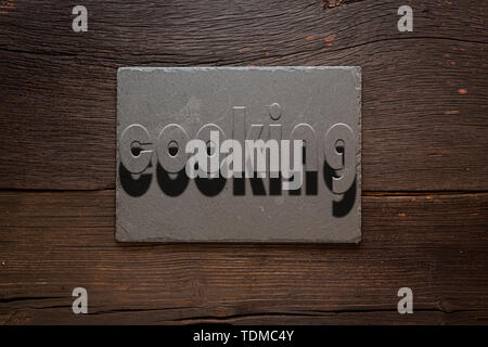 Stein Küche Board auf einen hölzernen Tisch. Font kochen. Konzept: Kochen Stockfoto