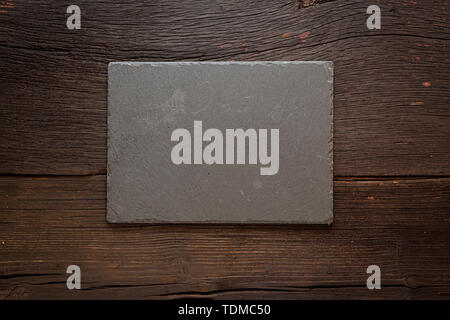 Stein Küche Board auf einen hölzernen Tisch. Konzept: Kochen Stockfoto